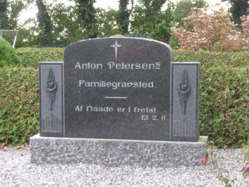 Anton Petersen's familiegravsted.jpg